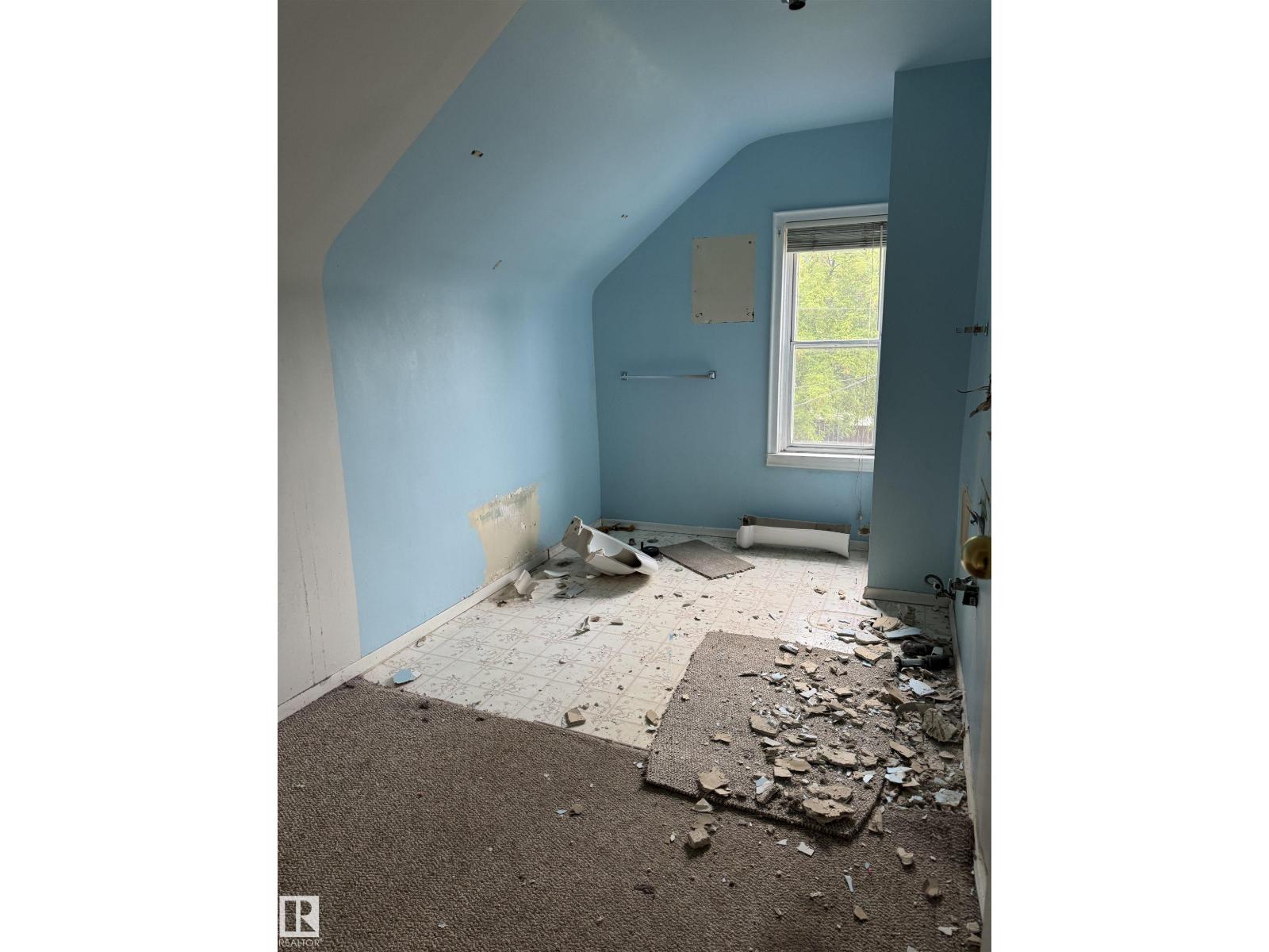 9740 87 AV NW - 11