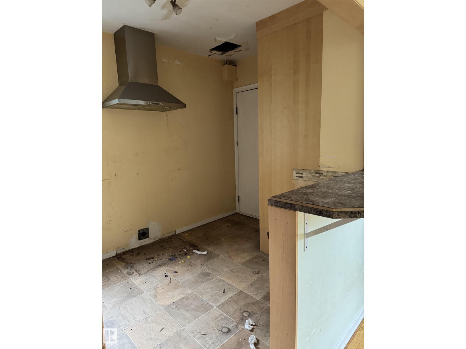 9740 87 AV NW - 5