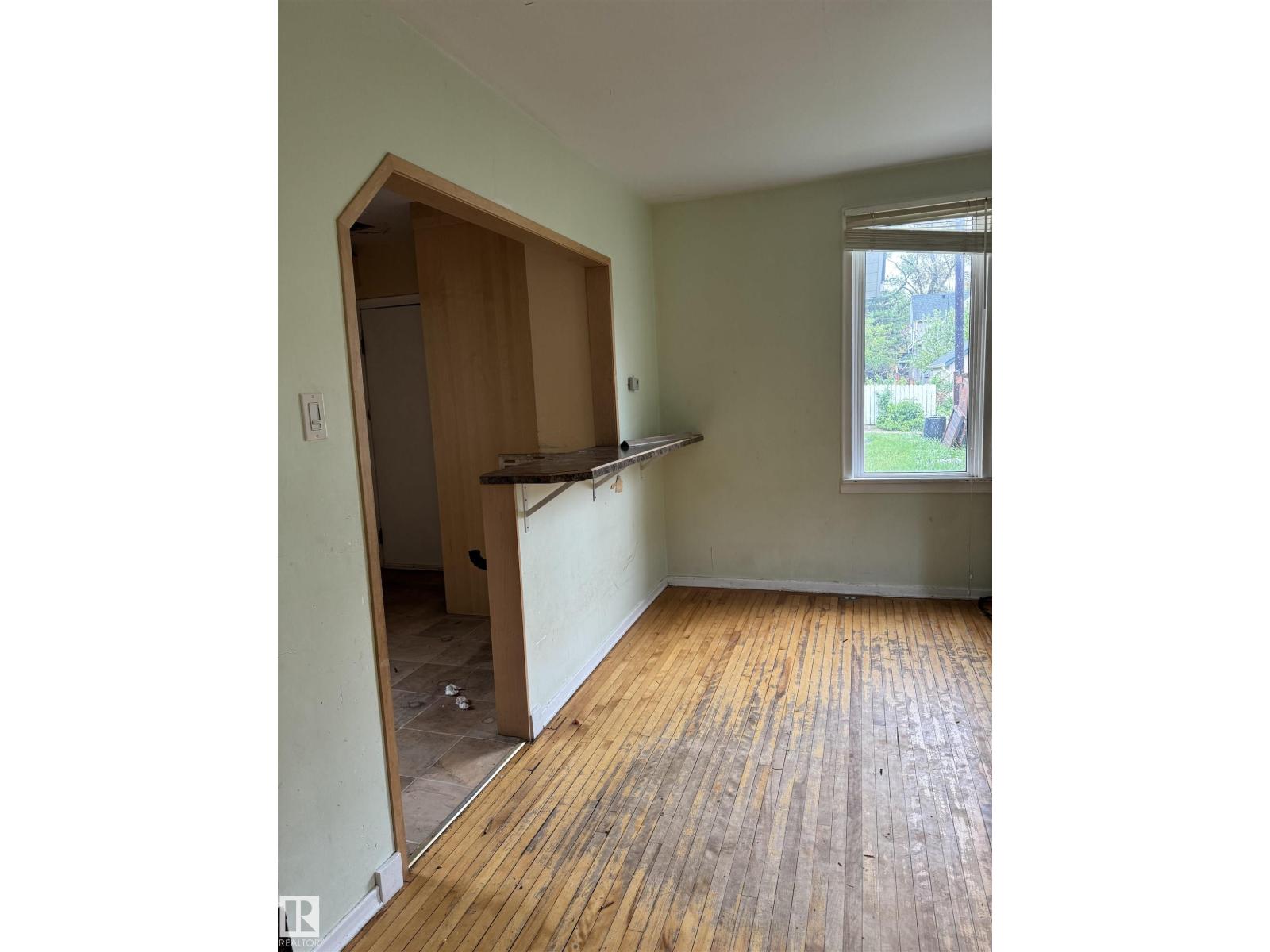 9740 87 AV NW - 6