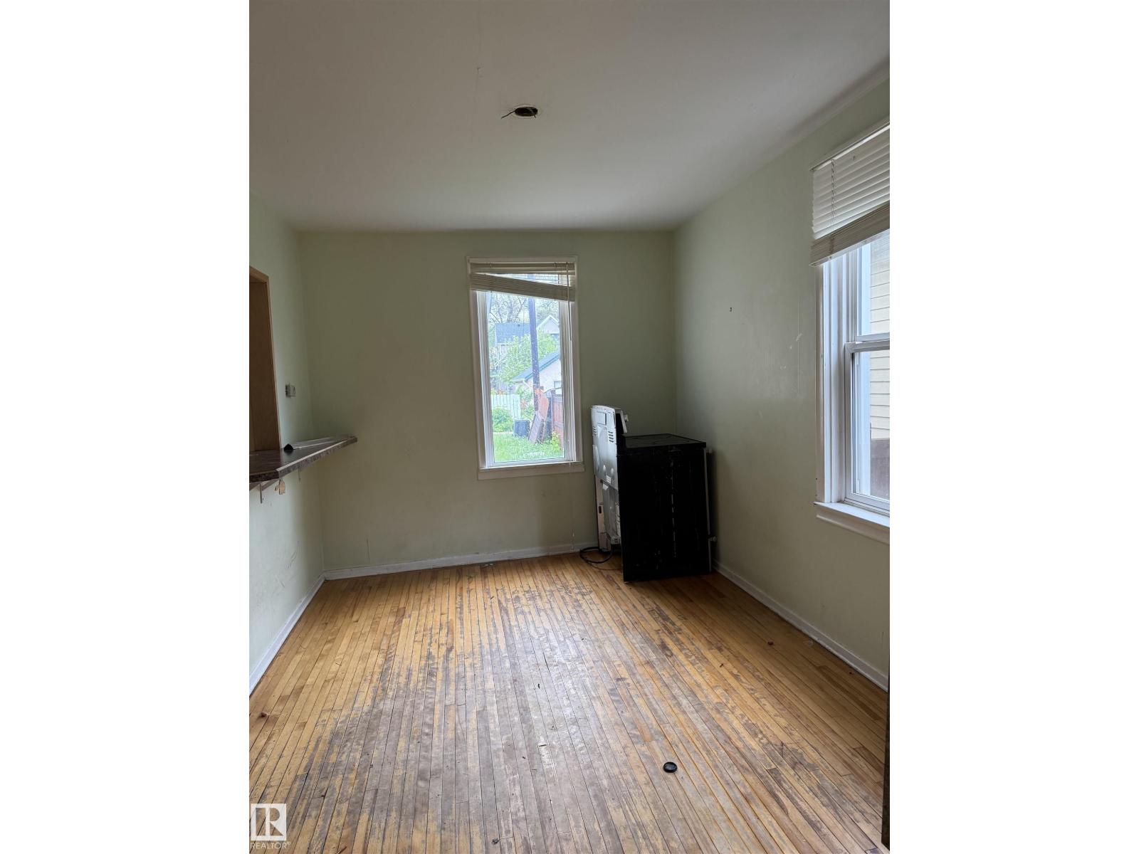 9740 87 AV NW - 7
