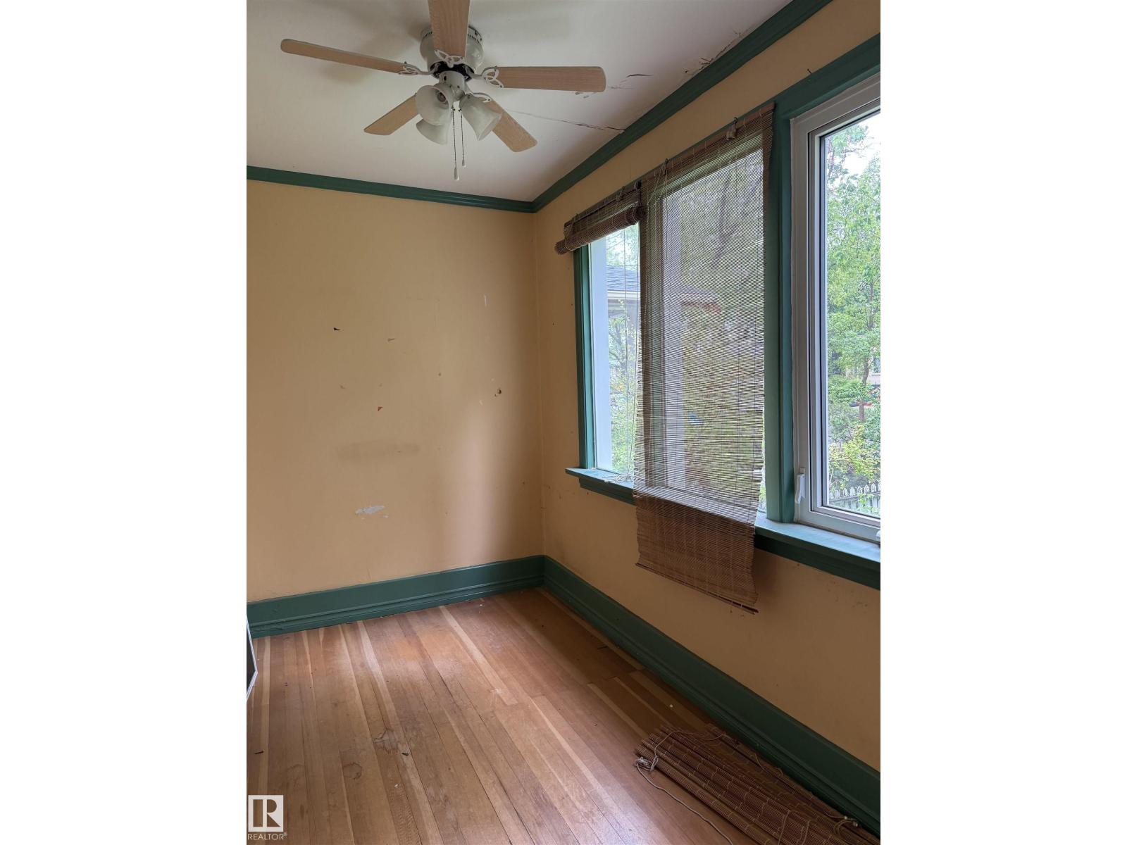 9740 87 AV NW - 9