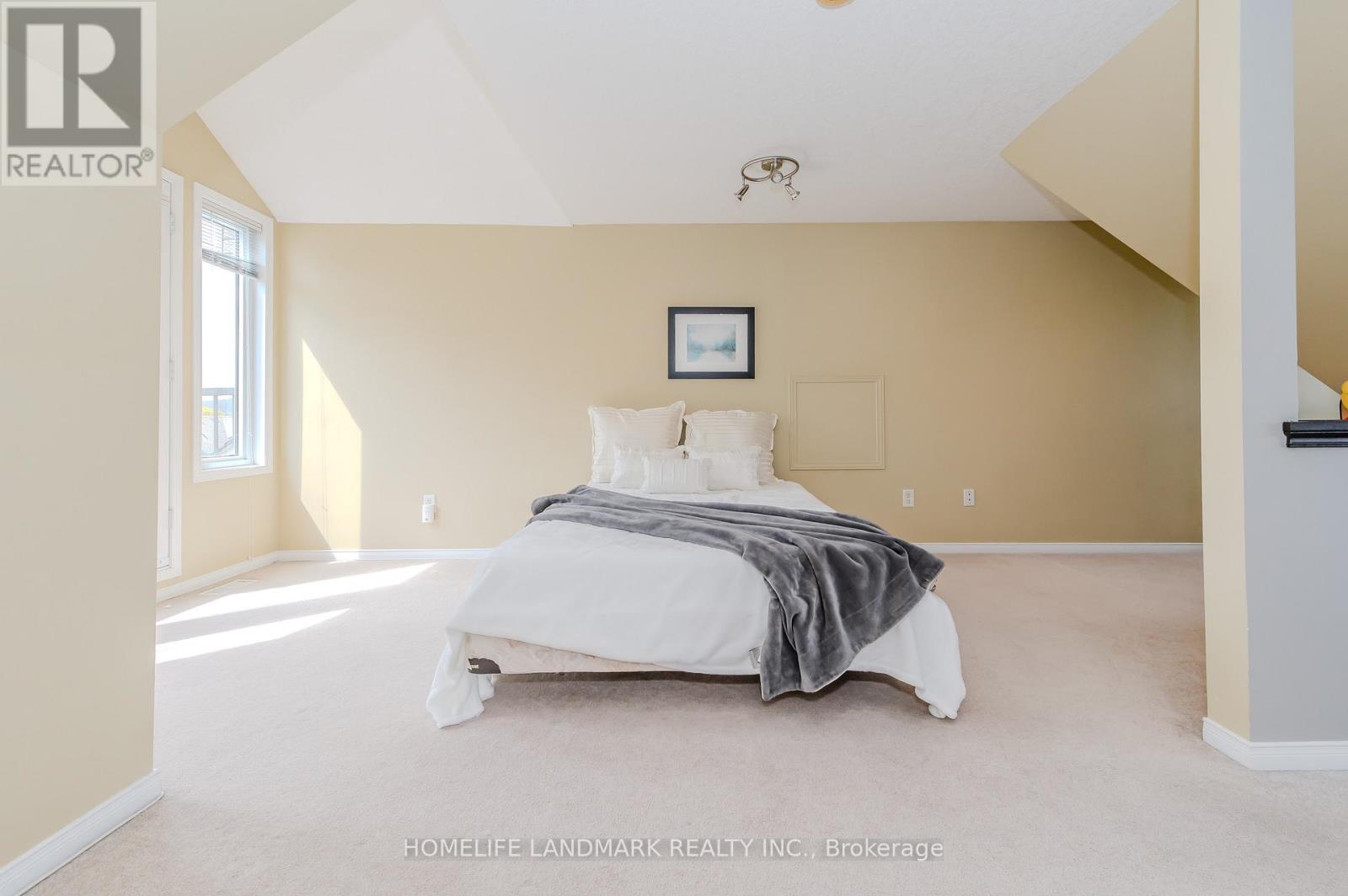 7 WHITEHALL LANE - 32