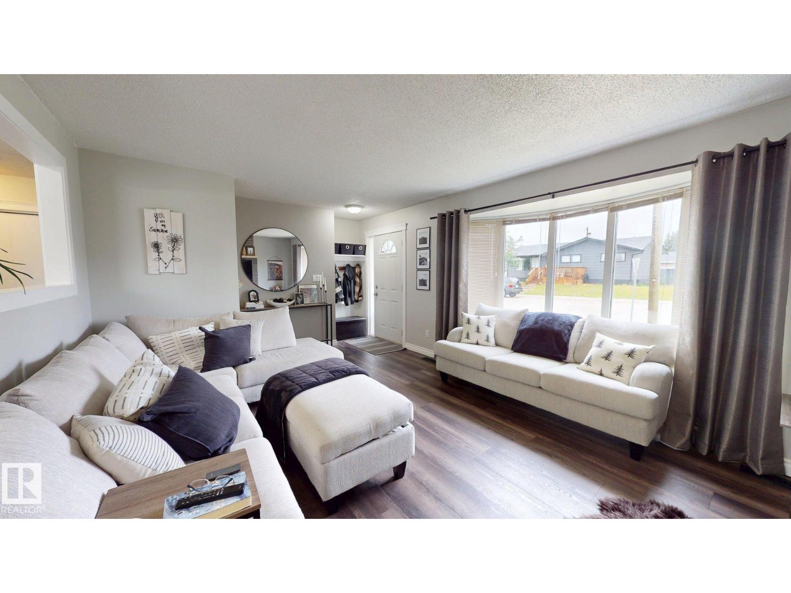5501 46 AV — photo 8