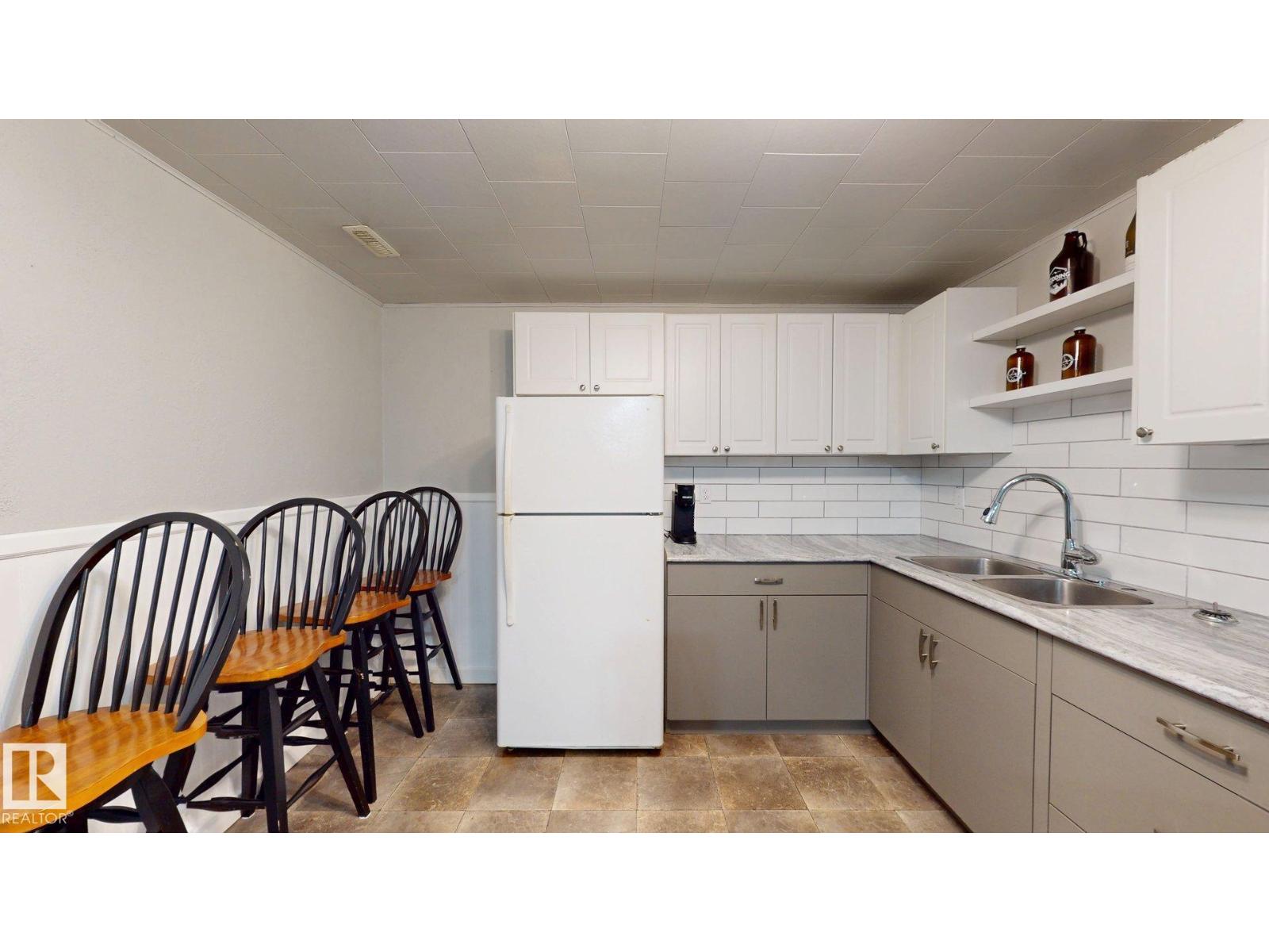 5501 46 AV — photo 28