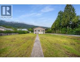 Den - 309 12th Avenue, Genelle, BC V0G1G0 Photo 6