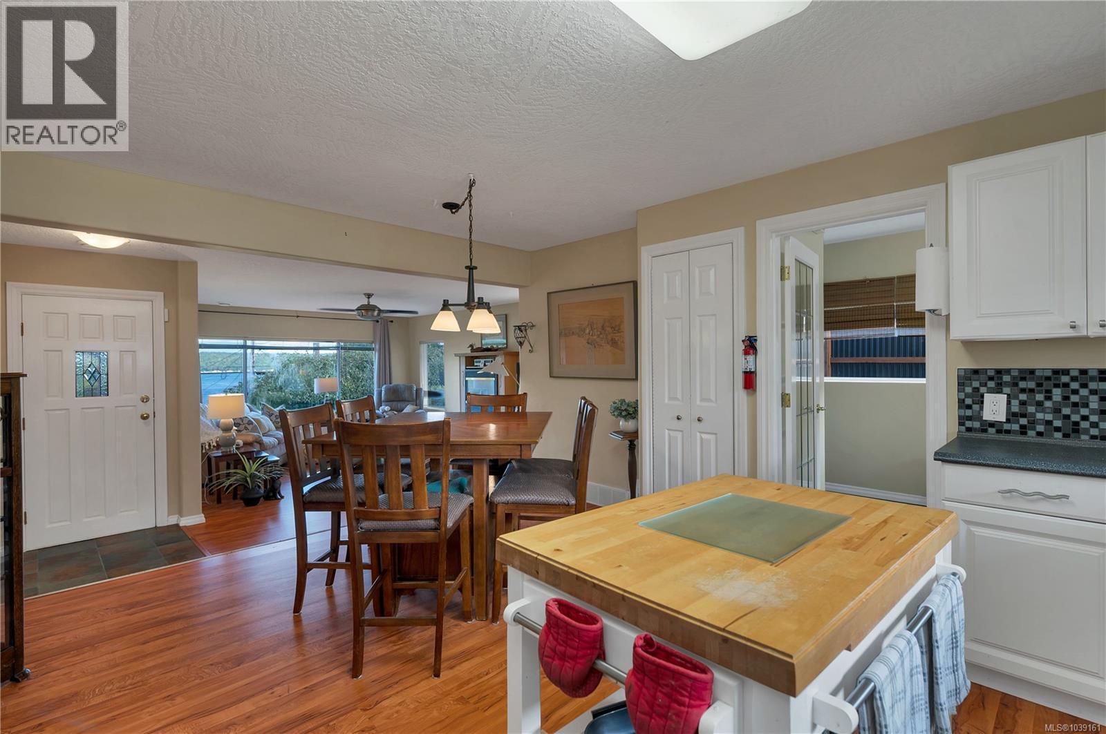 558 Alder St - 6