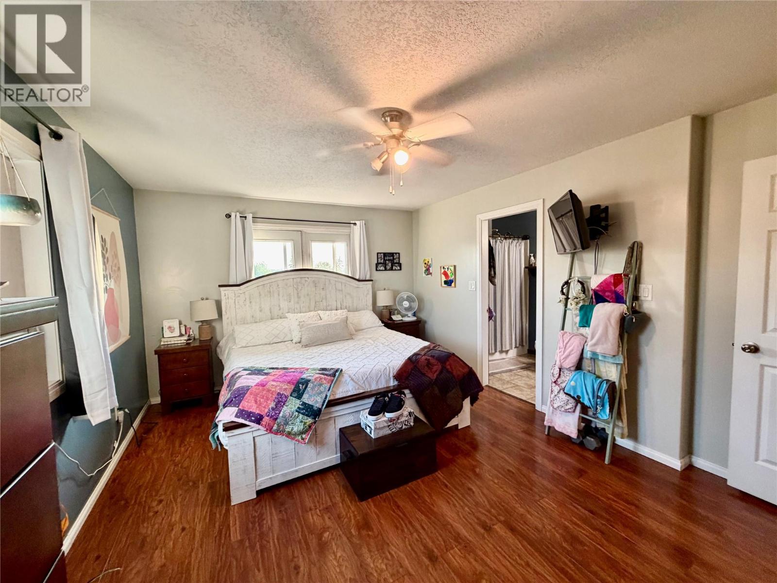 9005 19 Street - 10