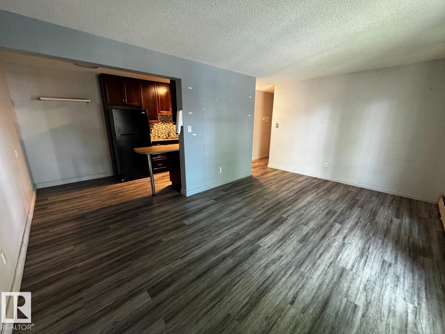#203 10415 93 ST NW - 4