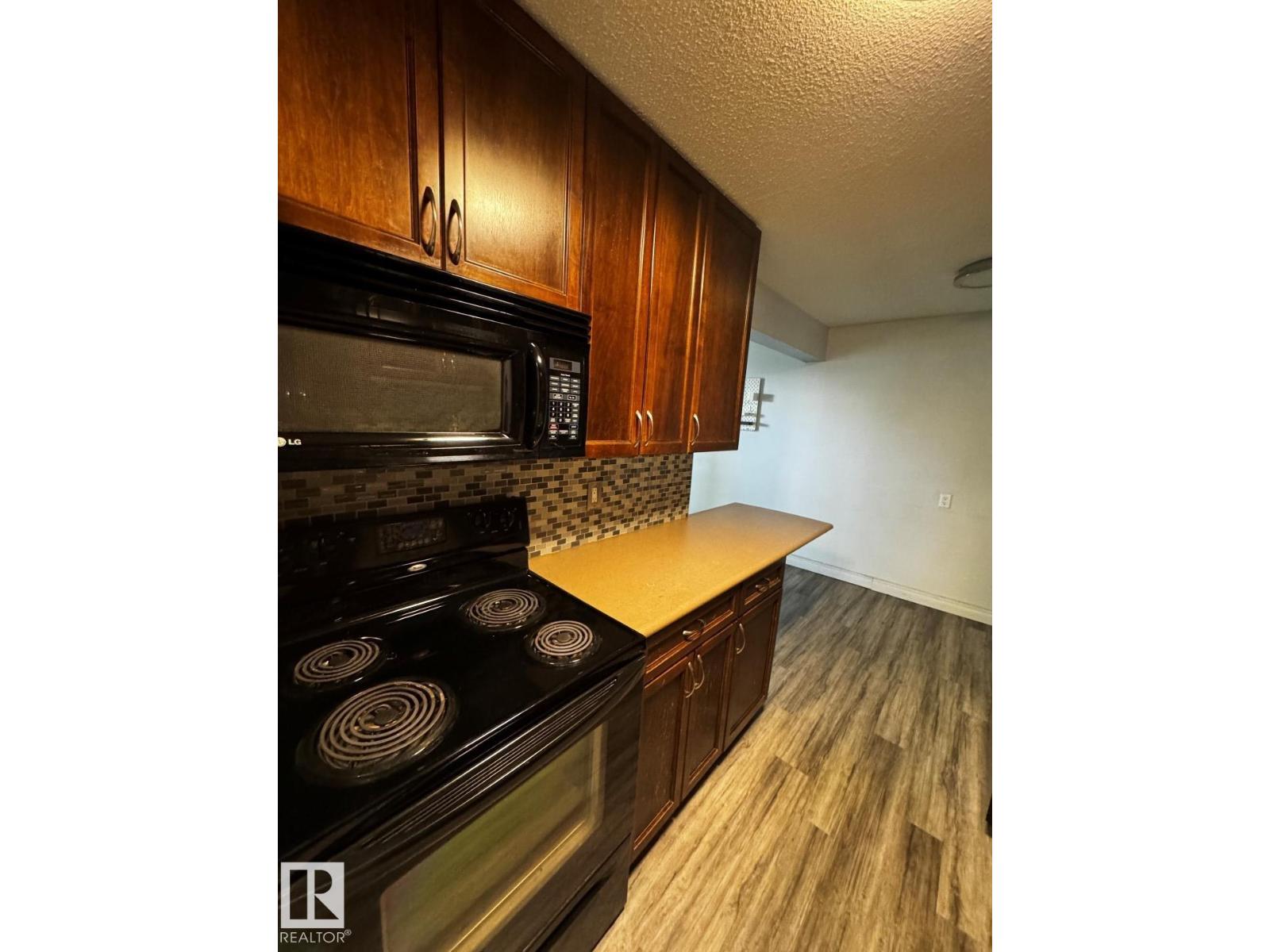 #203 10415 93 ST NW - 7