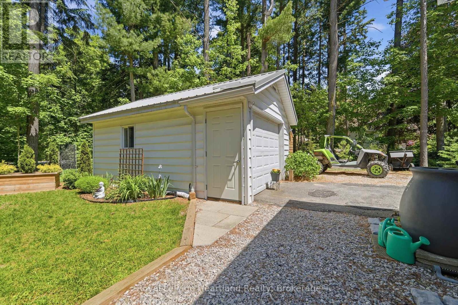 205 CHESTNUT DRIVE - Image 28