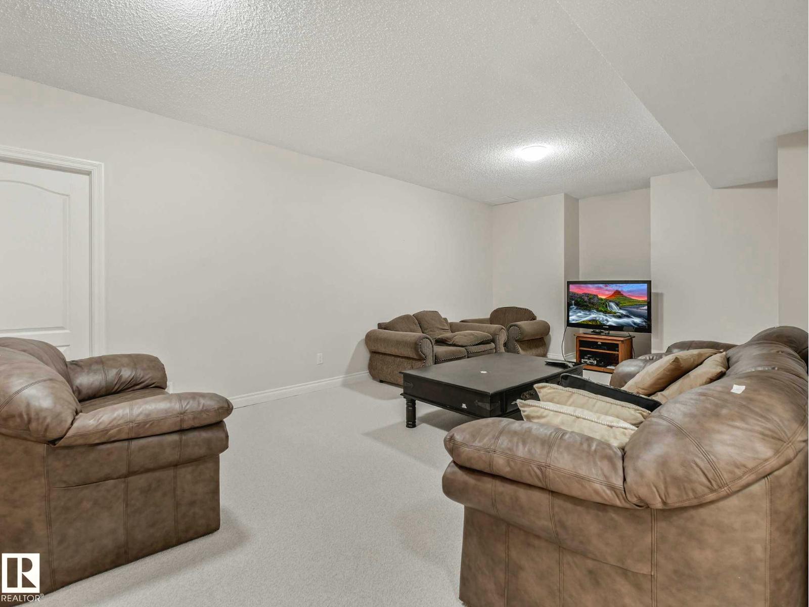 11568 15 AV NW - 63