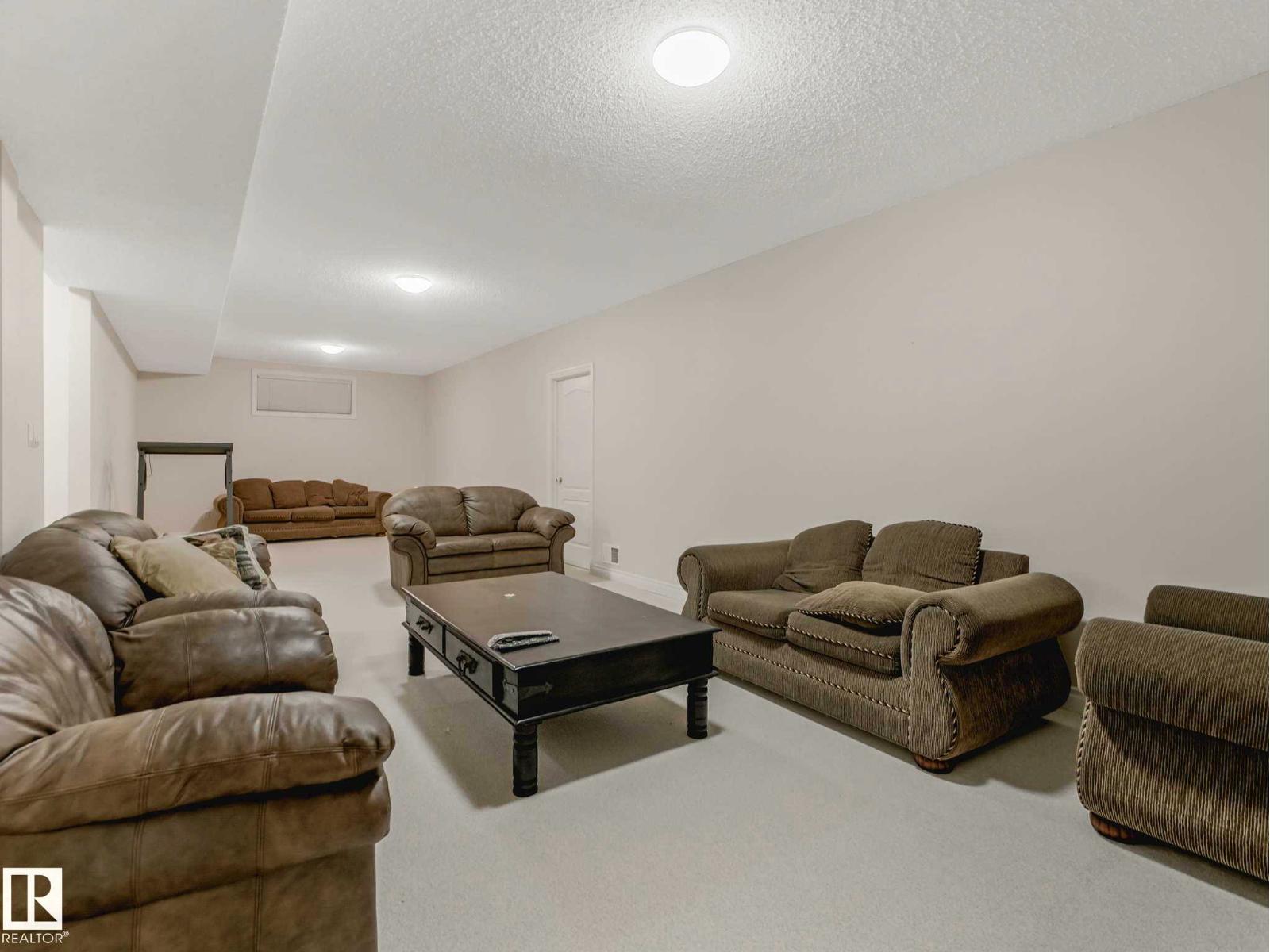 11568 15 AV NW - 64