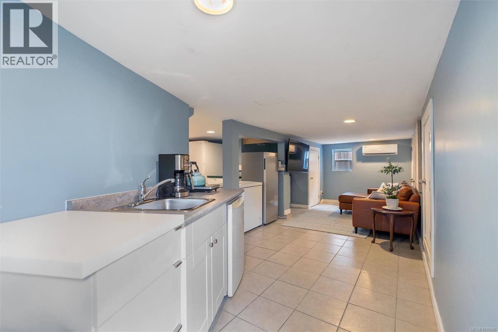 838 Old Esquimalt Rd - 54