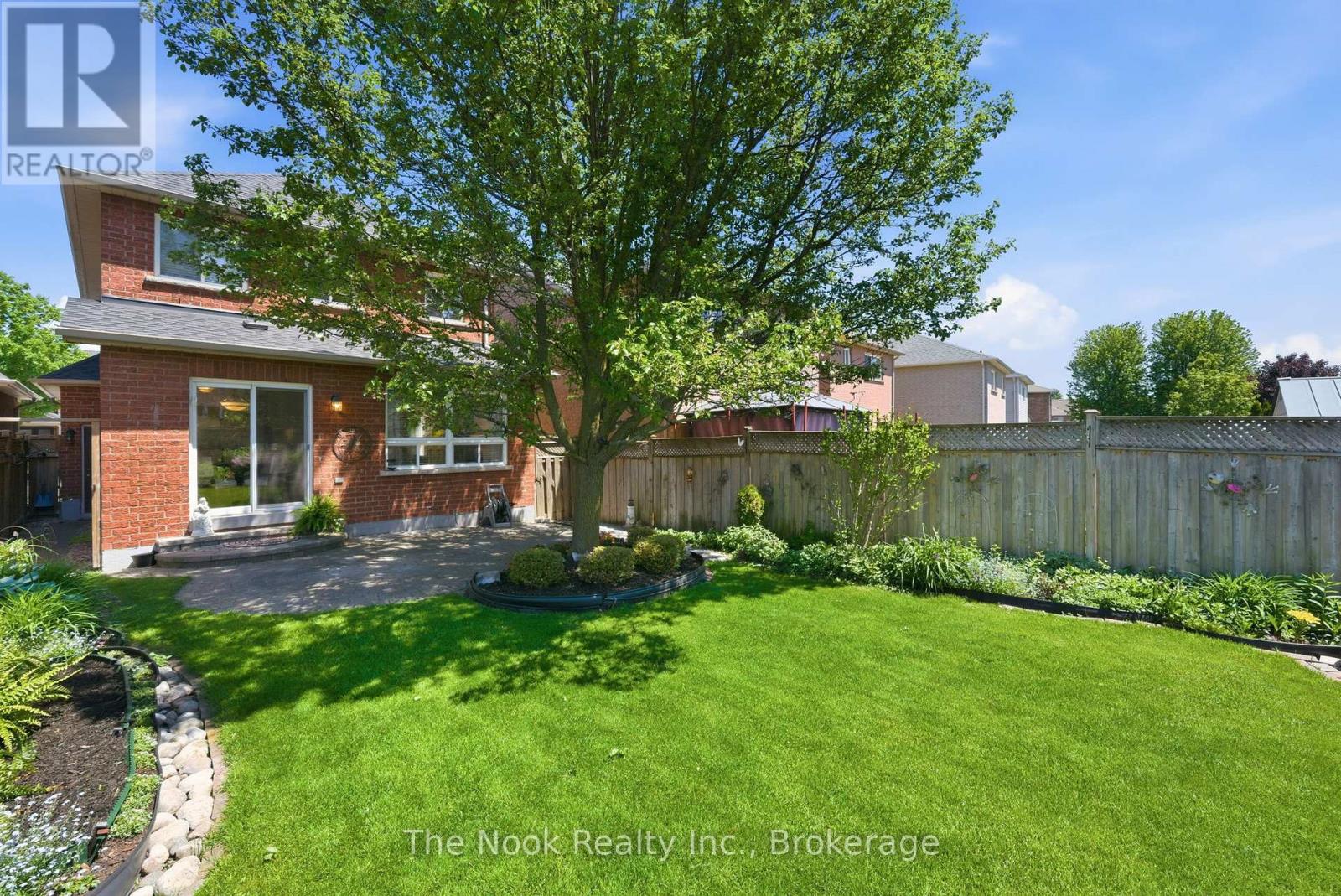 39 RAMPART CRESCENT - 34