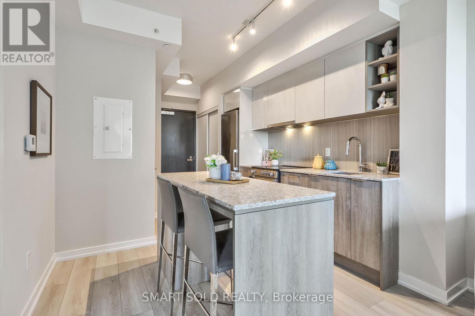 #833 31 TIPPETT ROAD - 12