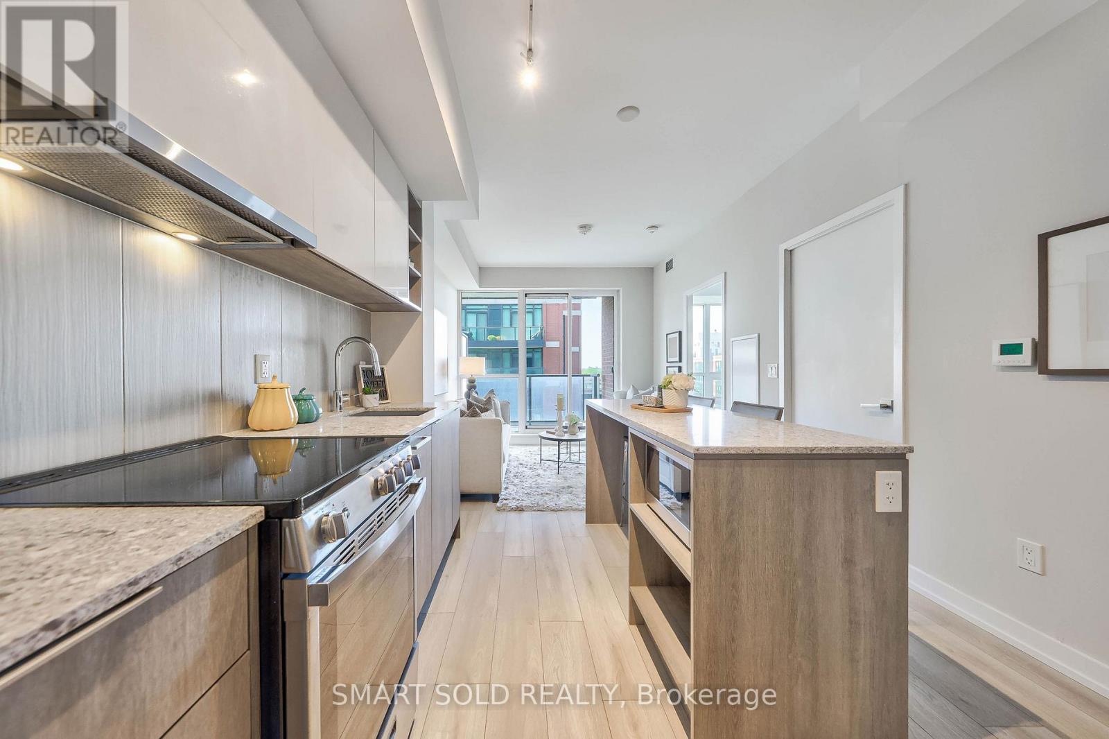 #833 31 TIPPETT ROAD - 8