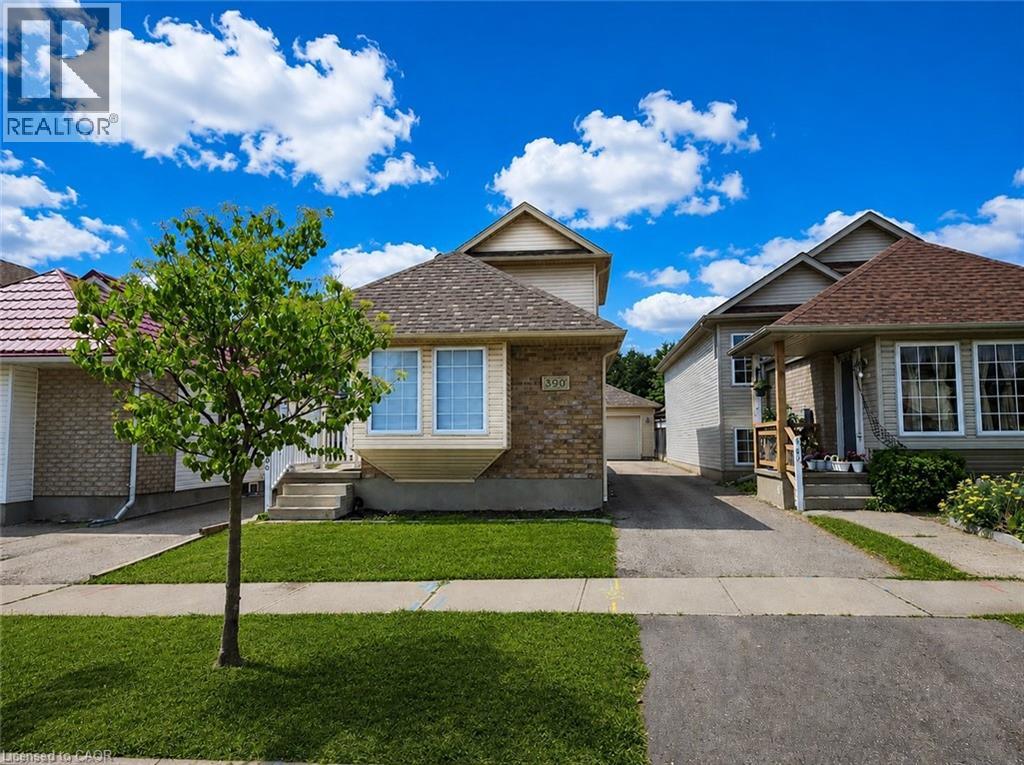 390 WAKE ROBIN Crescent