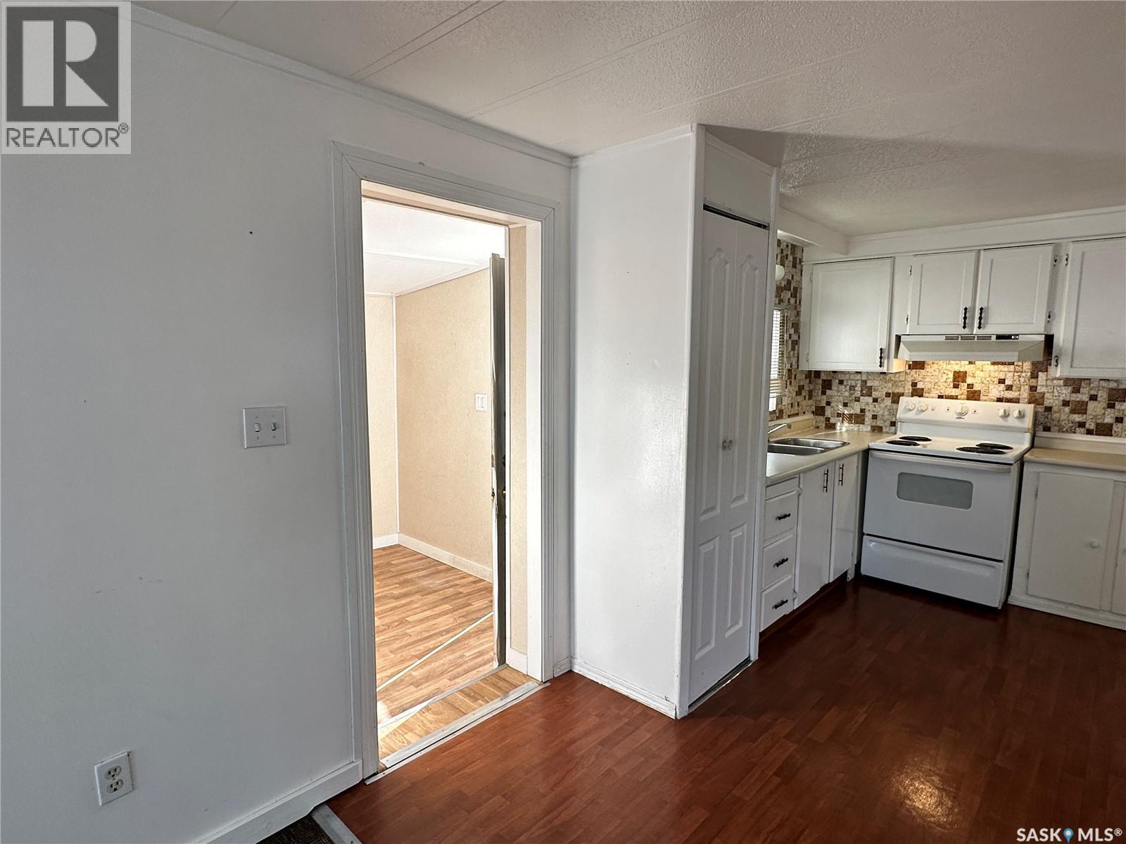 300 1524 Rayner AVENUE — photo 13