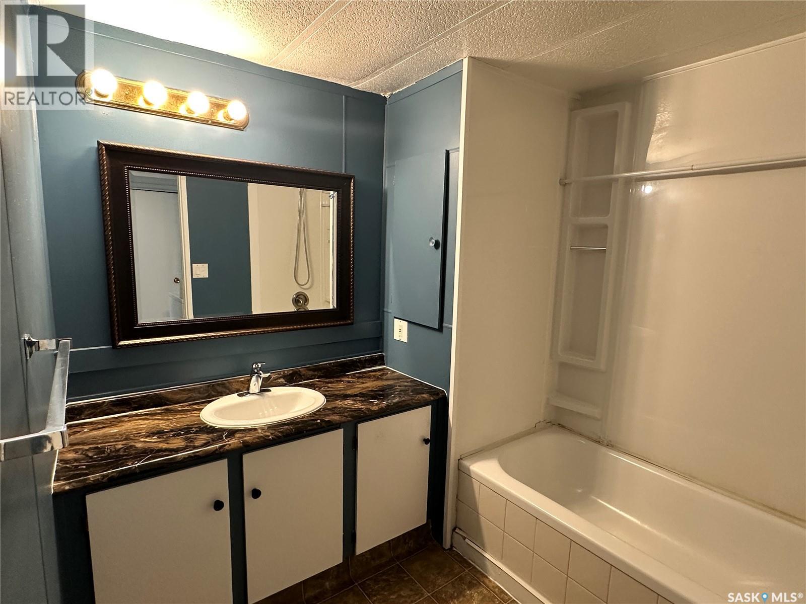 300 1524 Rayner AVENUE — photo 19