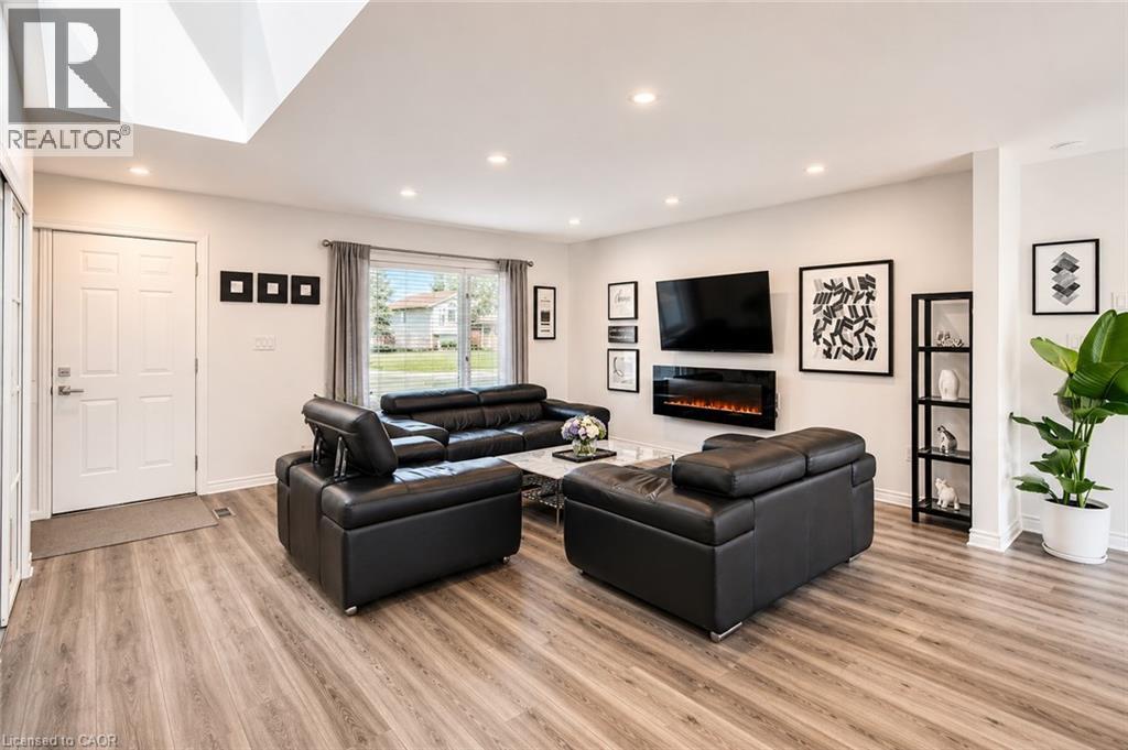3-bedroom home for sale at 102 ALLEN Street, Tillsonburg ON · photo 7 of 51
