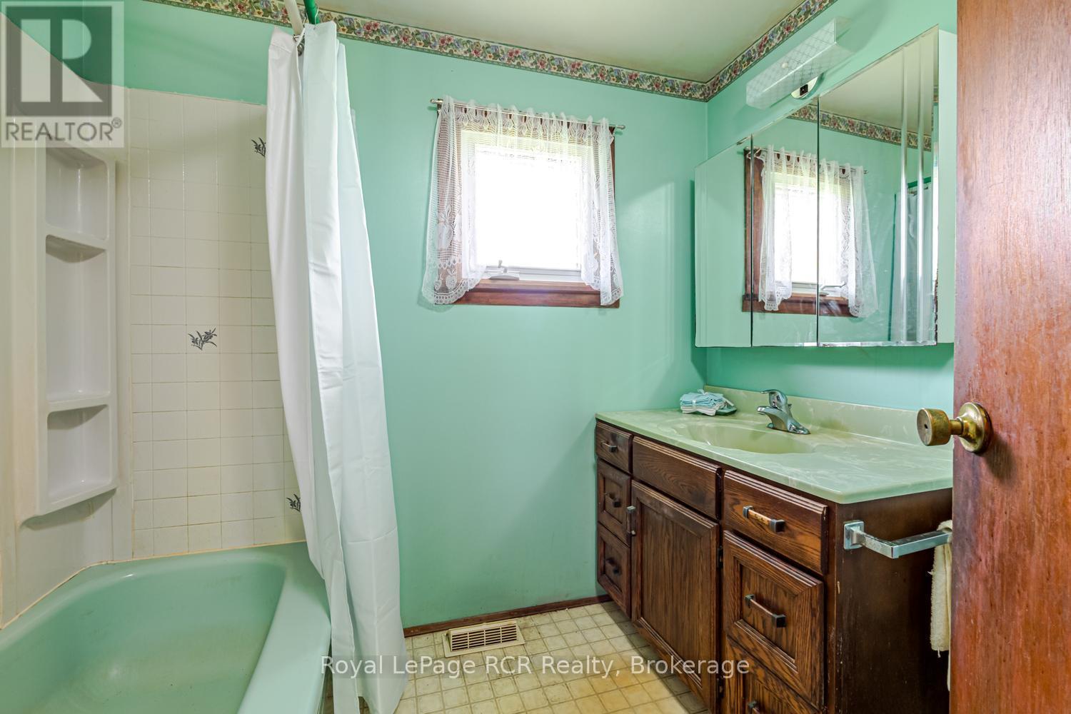 873 14TH STREET W - 23
