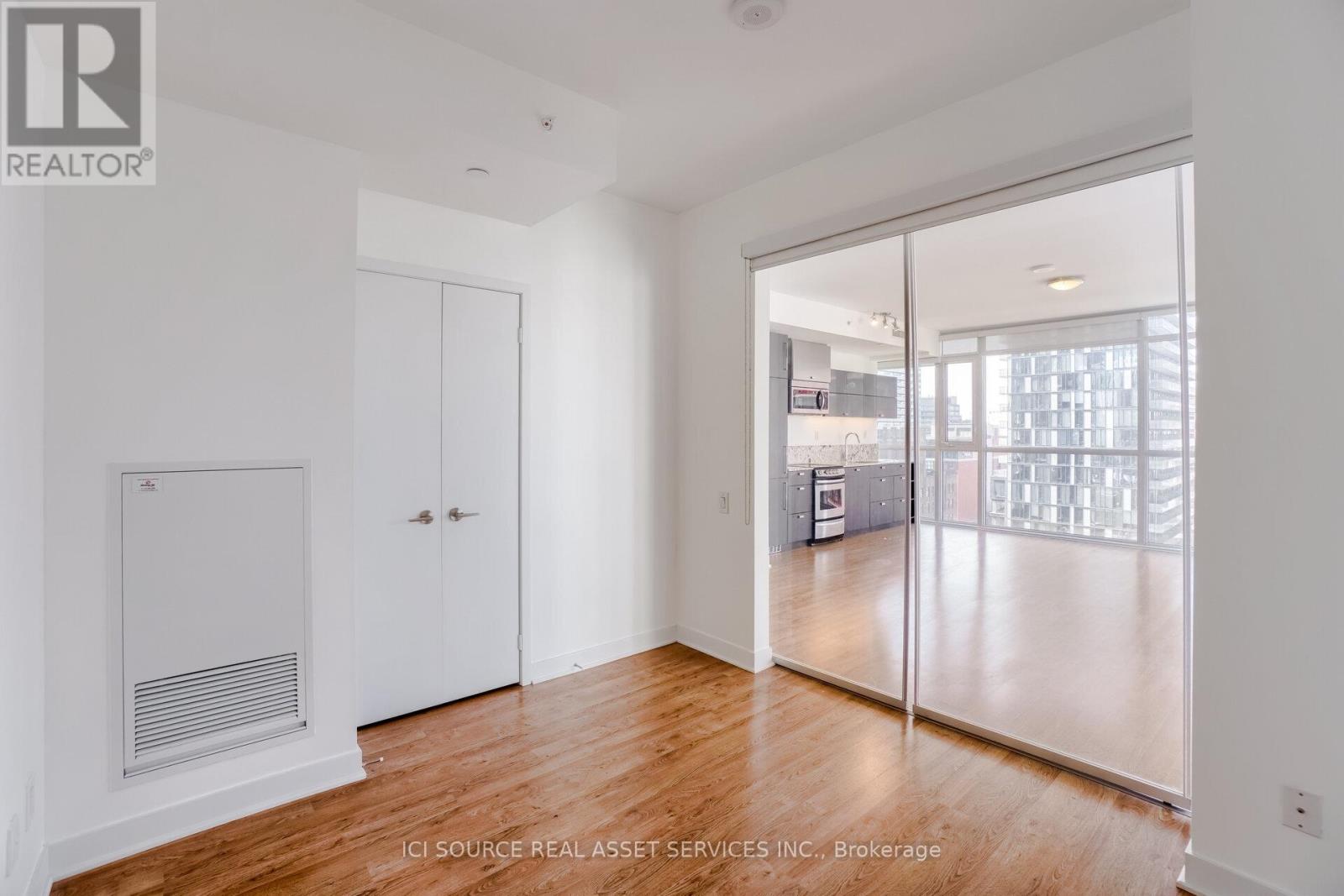 1504 - 290 ADELAIDE STREET W