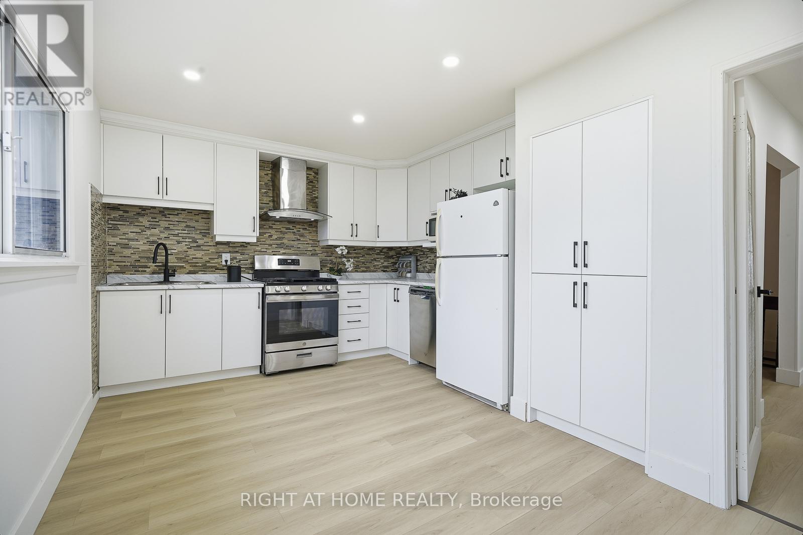 216 FLEETWOOD CRESCENT - 16