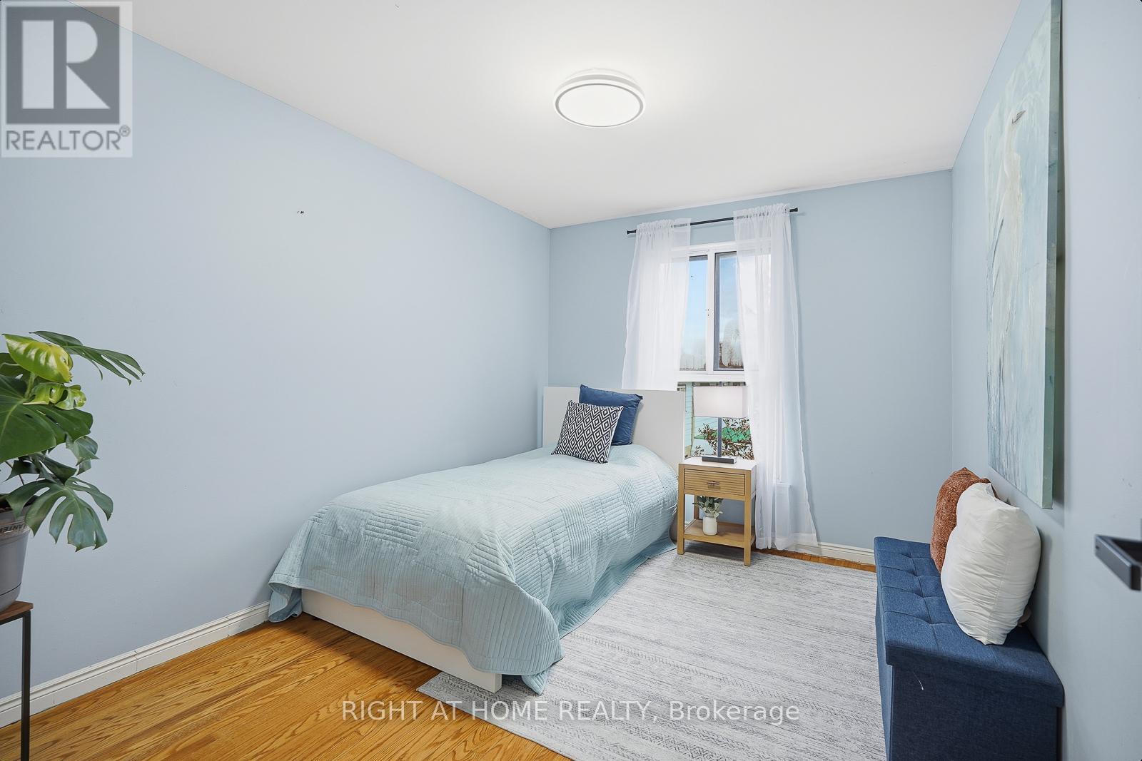 216 FLEETWOOD CRESCENT - 22