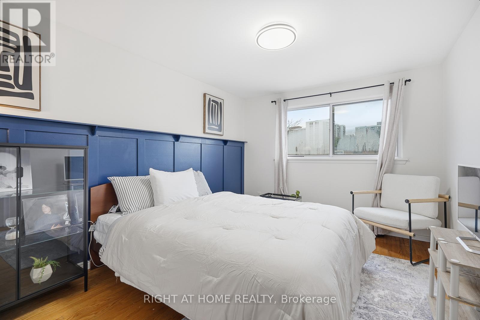 216 FLEETWOOD CRESCENT - 23