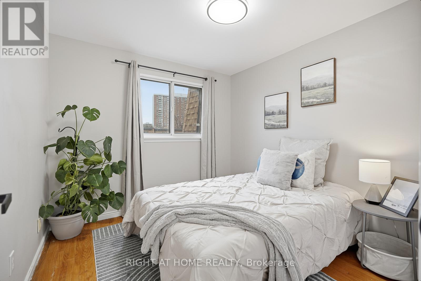 216 FLEETWOOD CRESCENT - 24
