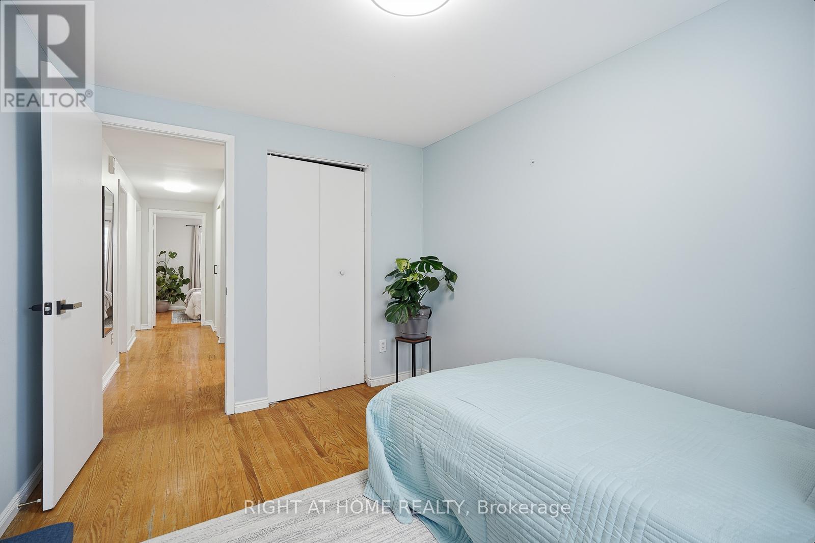 216 FLEETWOOD CRESCENT - 25