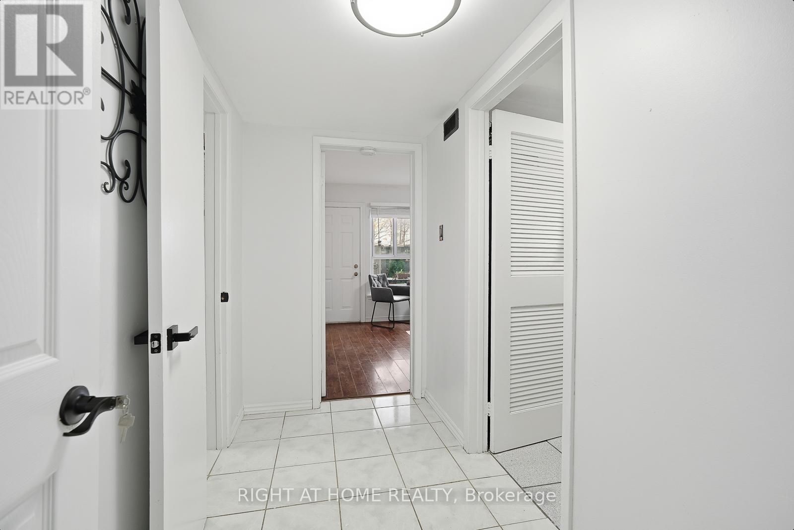 216 FLEETWOOD CRESCENT - 27