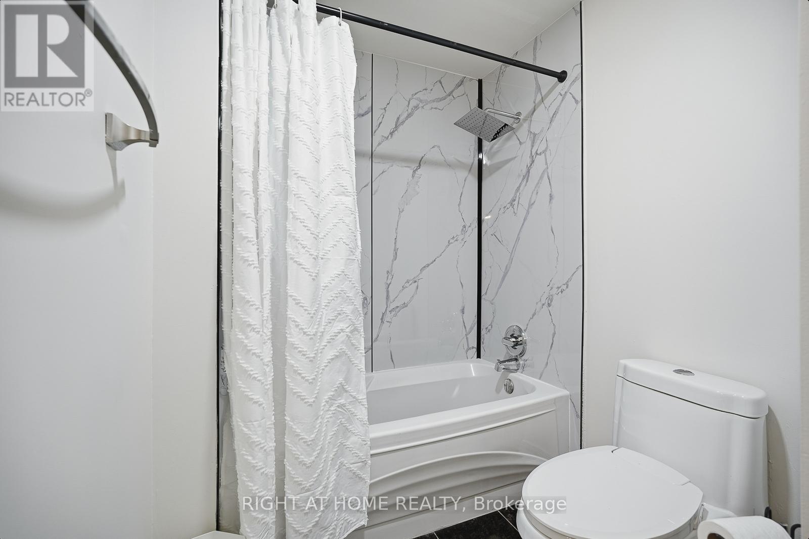 216 FLEETWOOD CRESCENT - 28