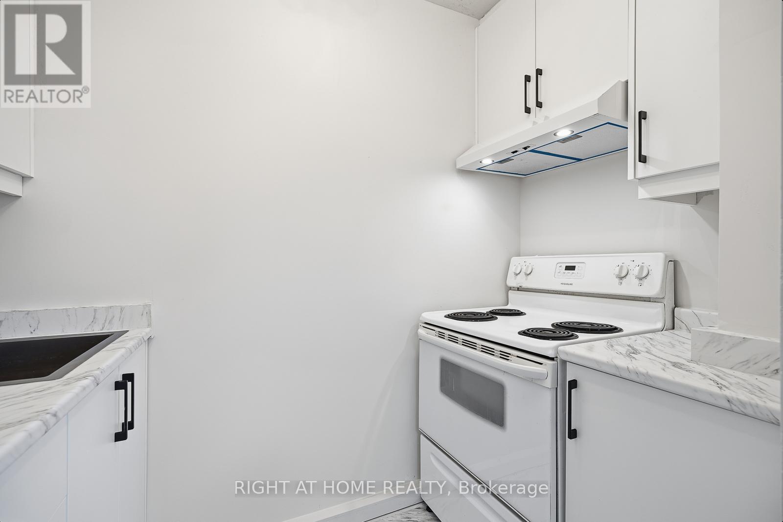 216 FLEETWOOD CRESCENT - 29