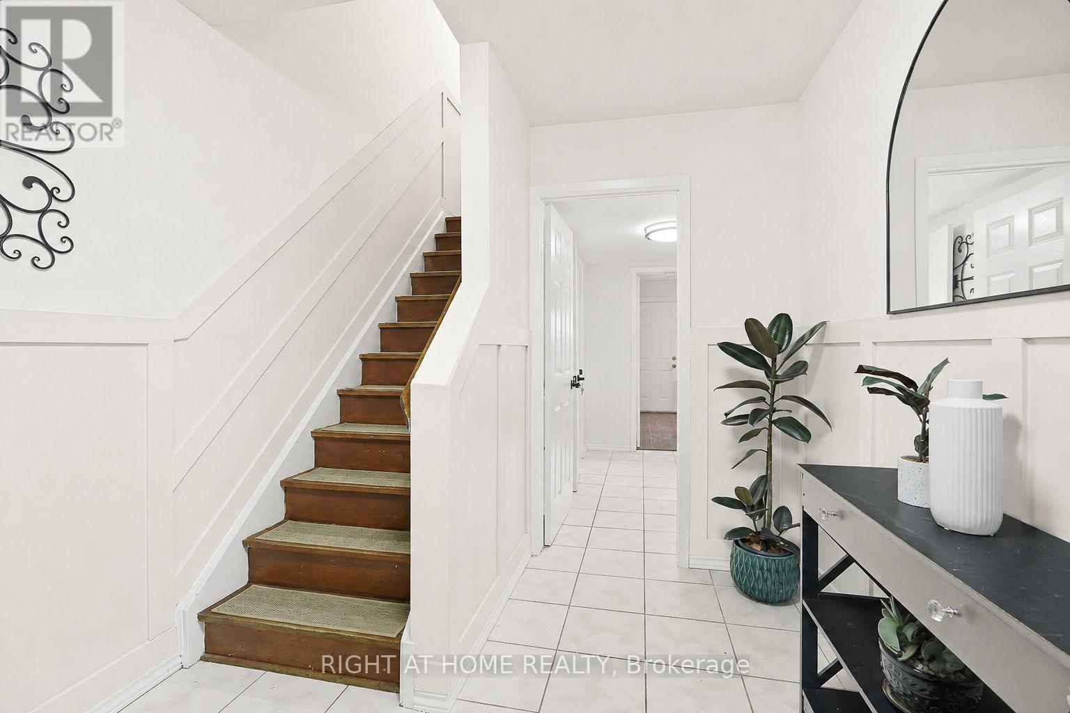 216 FLEETWOOD CRESCENT - 3