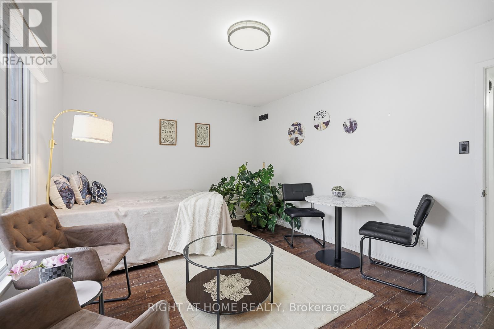 216 FLEETWOOD CRESCENT - 31