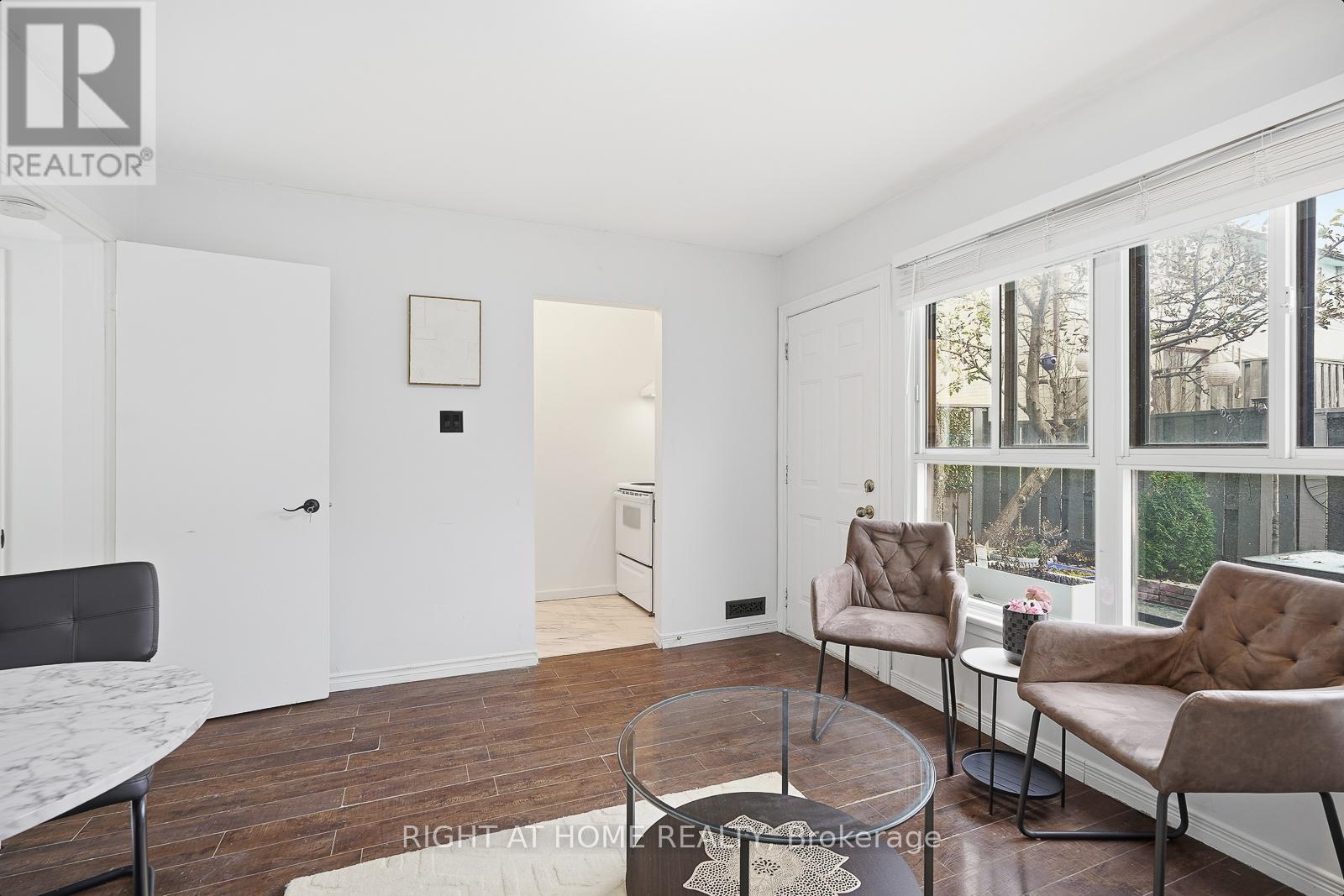 216 FLEETWOOD CRESCENT - 32