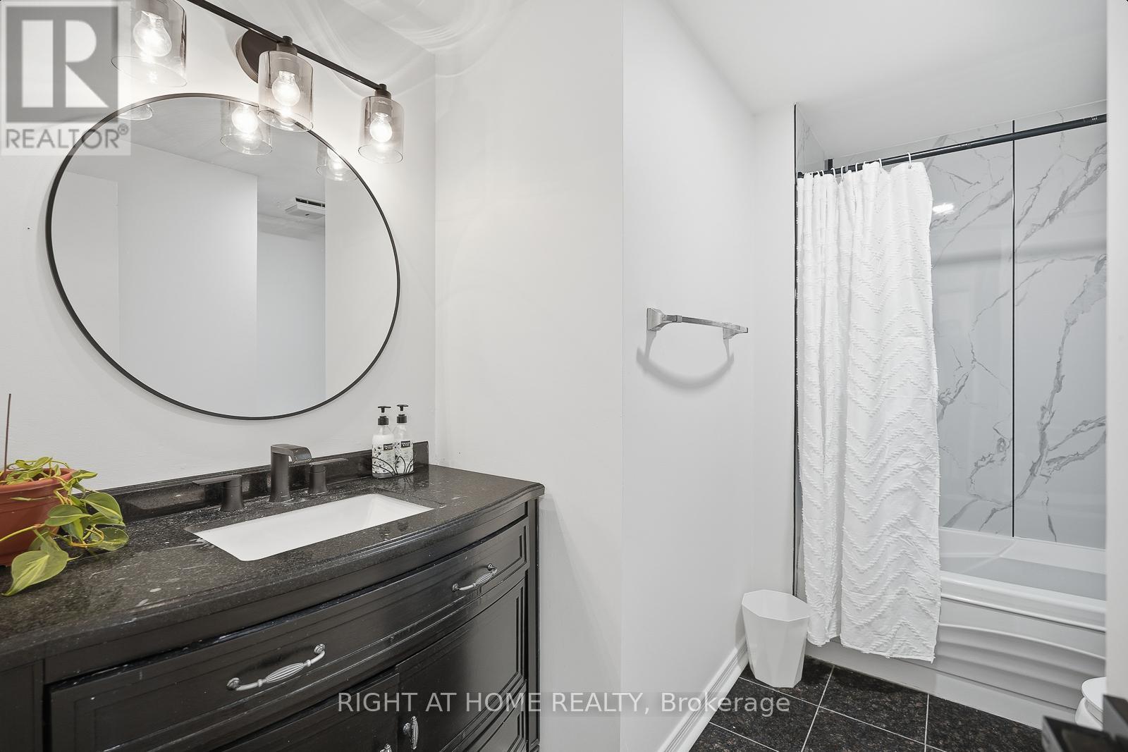 216 FLEETWOOD CRESCENT - 35