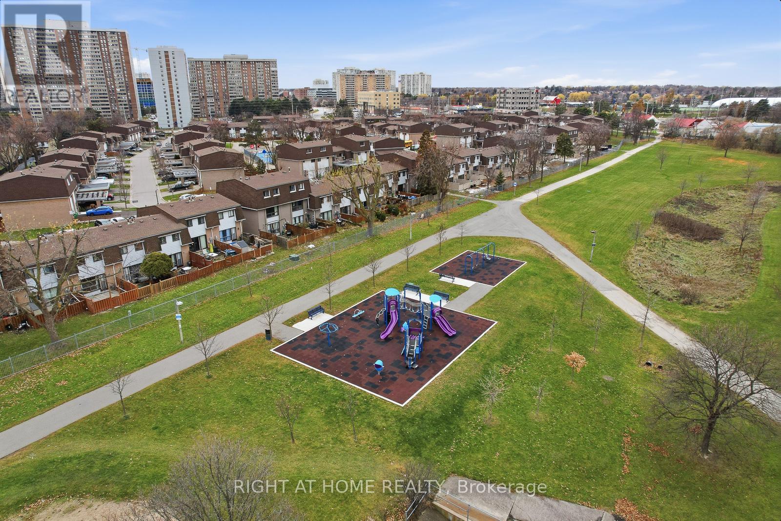 216 FLEETWOOD CRESCENT - 37
