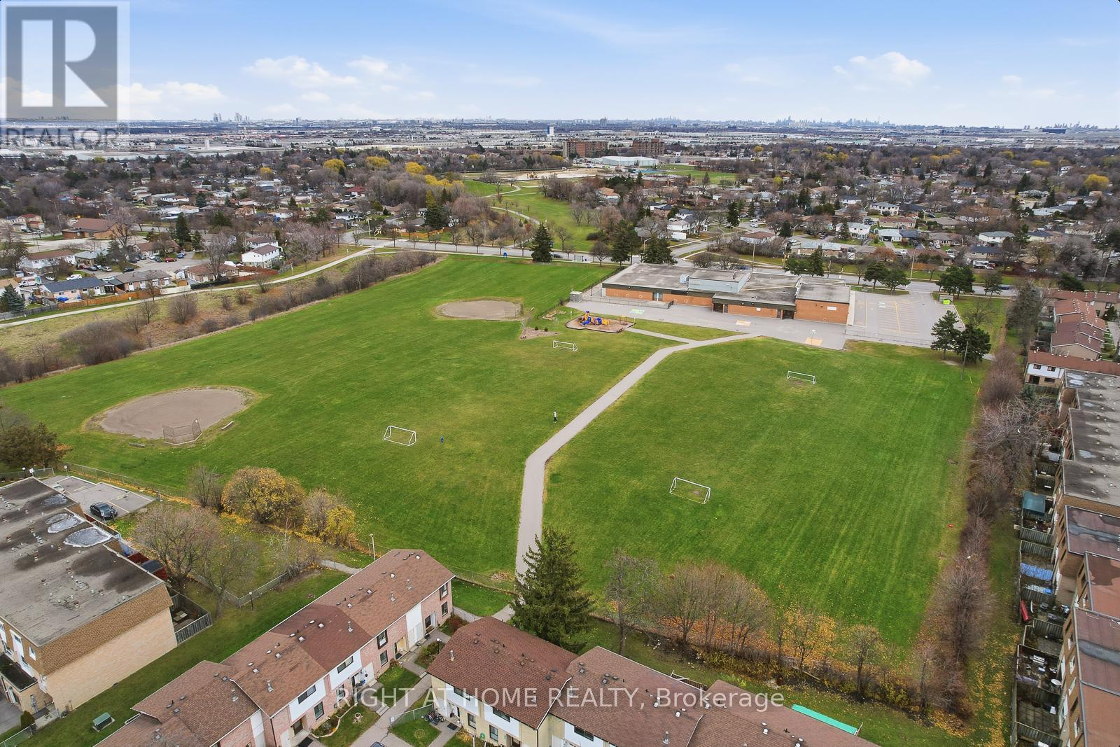 216 FLEETWOOD CRESCENT - 38