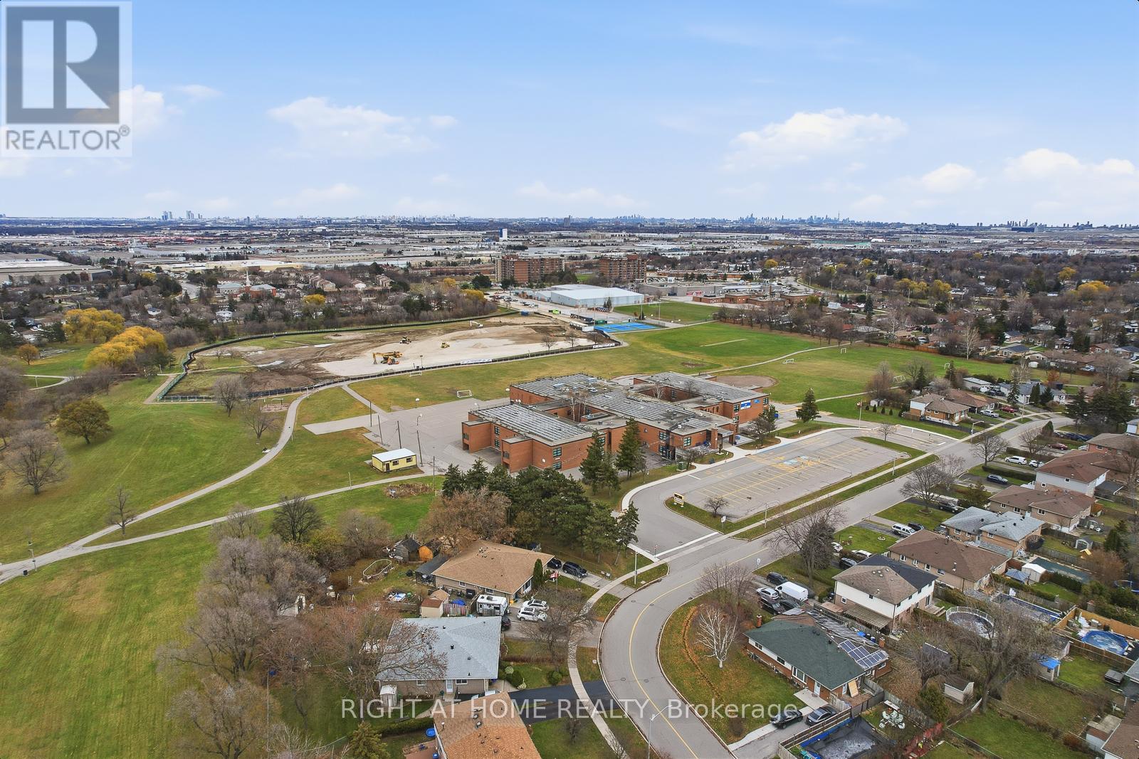 216 FLEETWOOD CRESCENT - 39