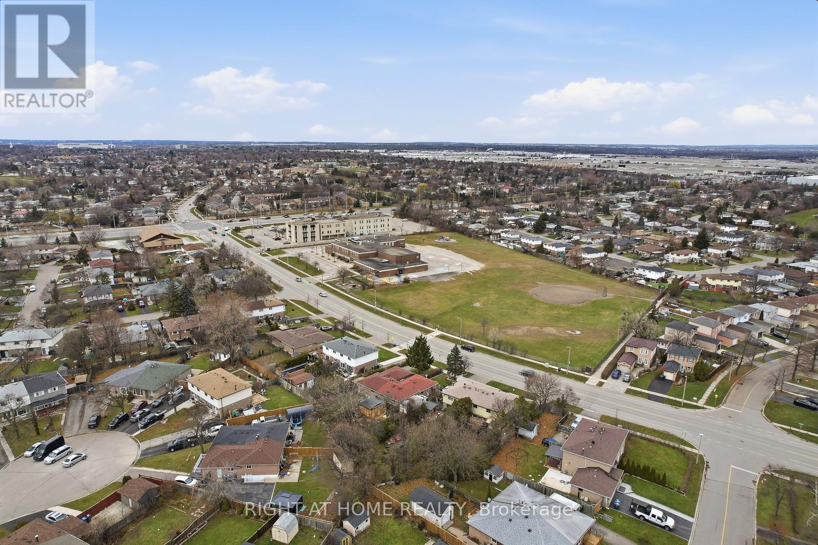 216 FLEETWOOD CRESCENT - 40