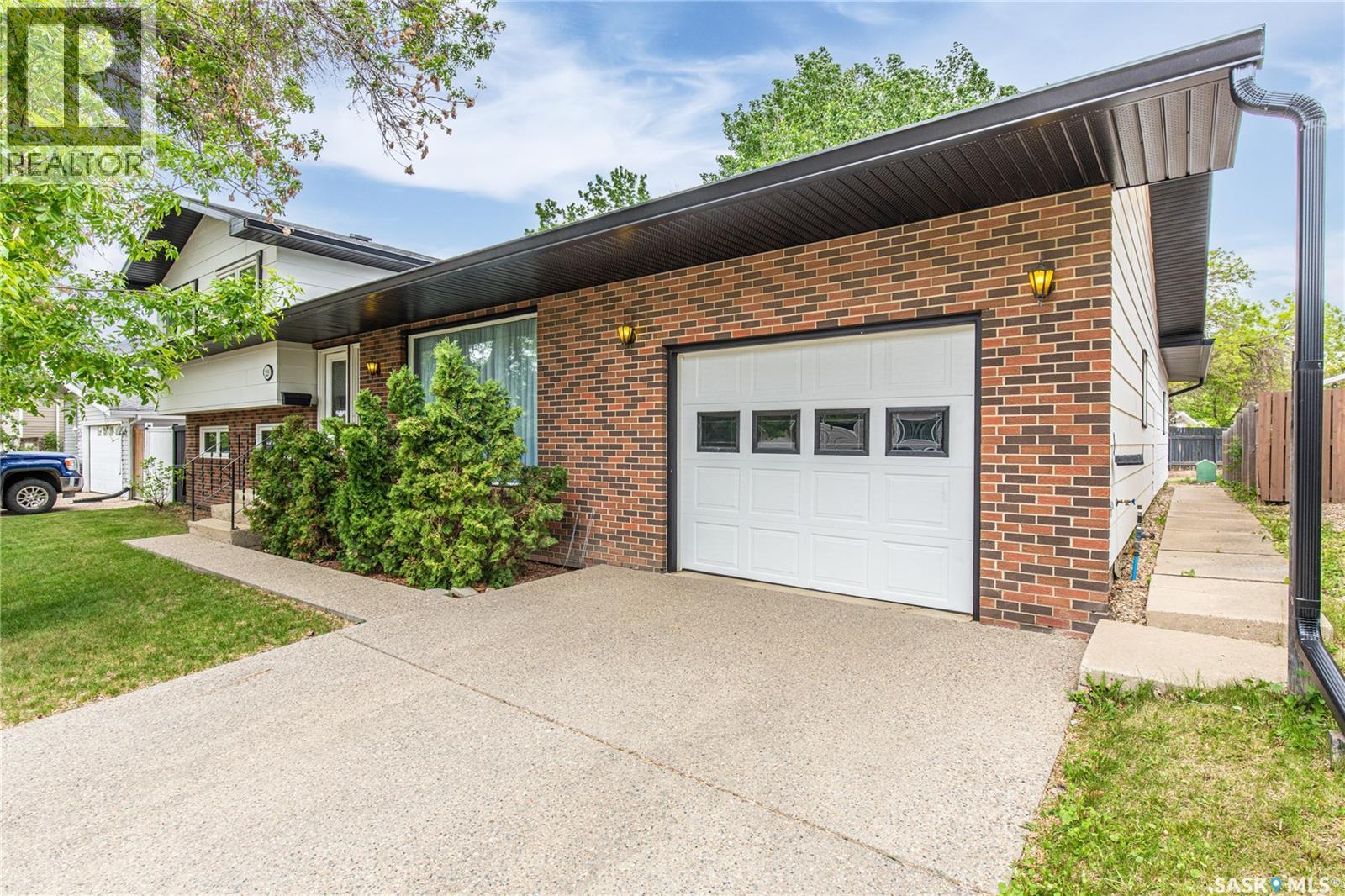 1229 Pascoe DRIVE W - 2