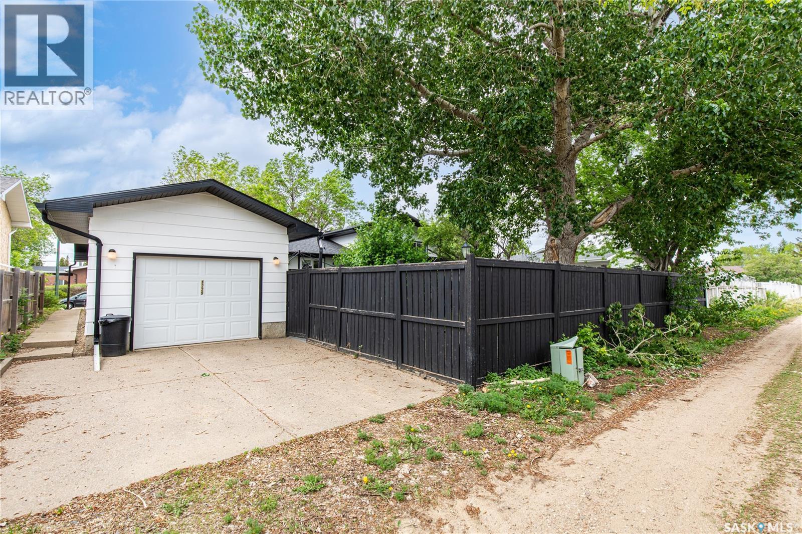 1229 Pascoe DRIVE W - 50