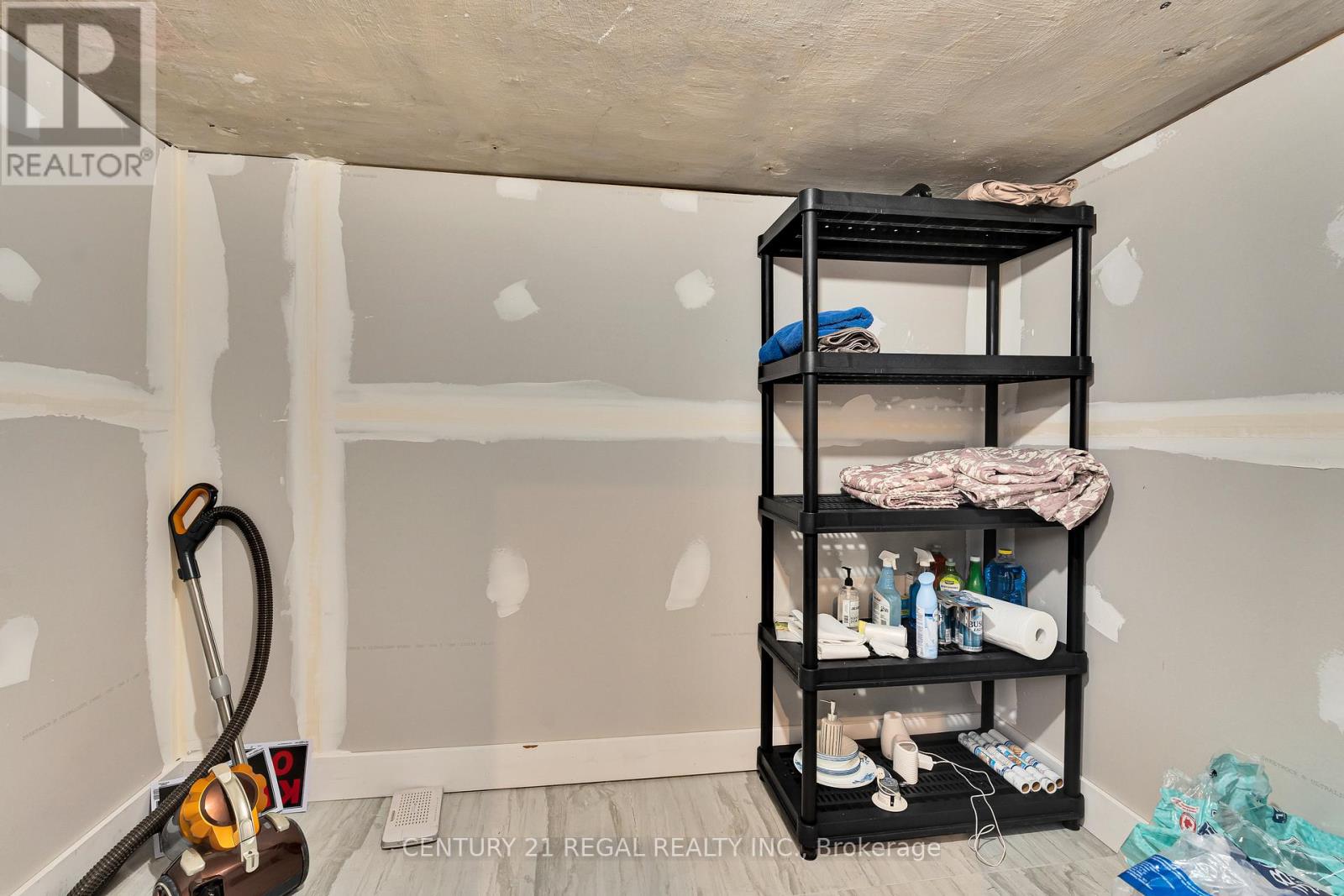 942 TECUMSEH ROAD E - 32
