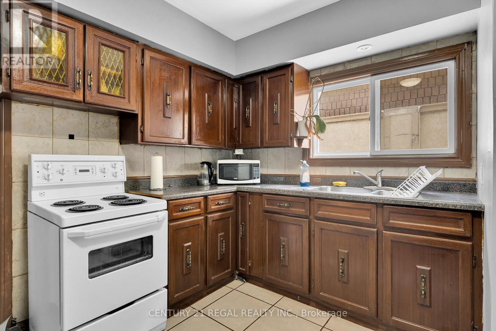 942 TECUMSEH ROAD E - 8