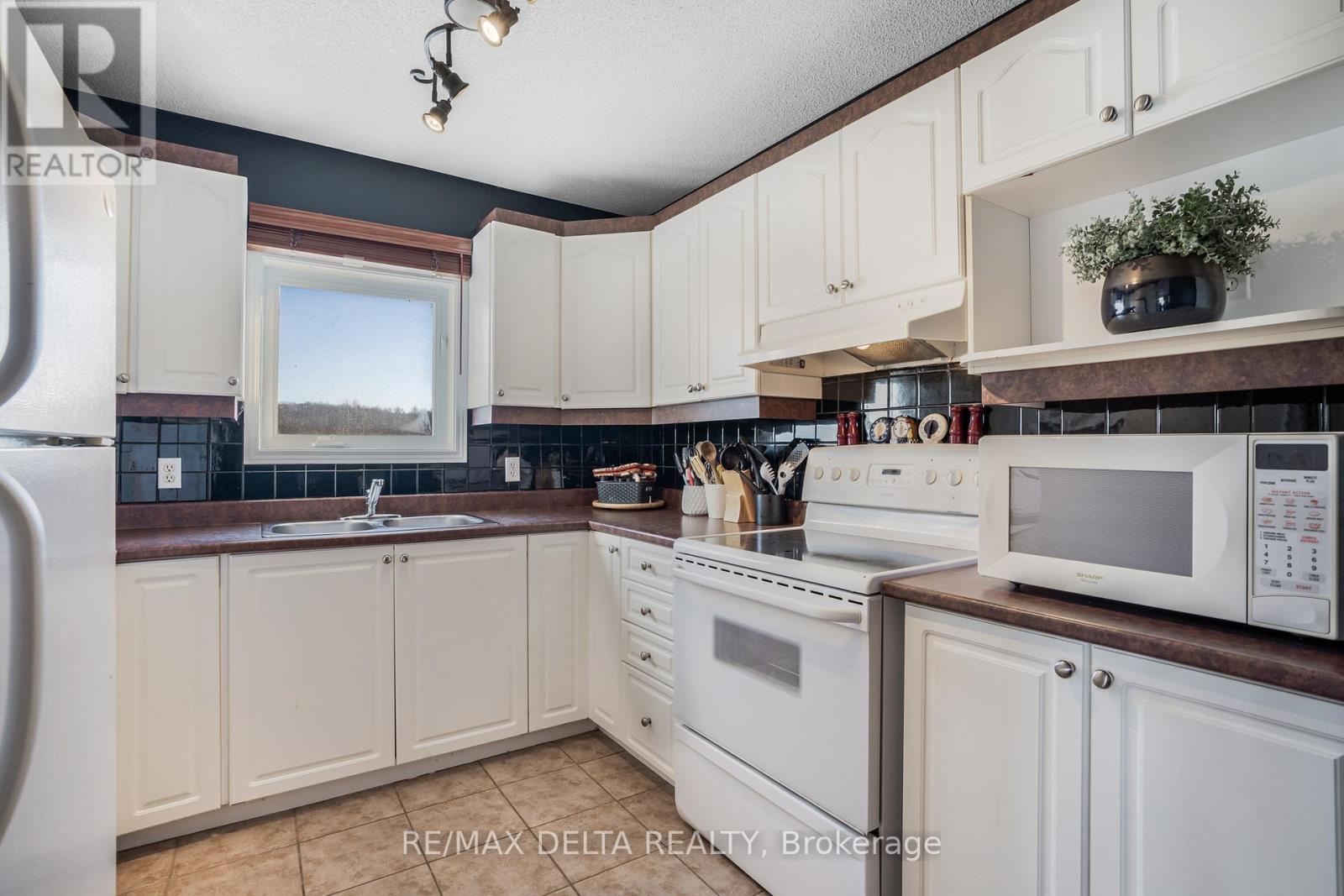 #208 2927 LAURIER STREET - 13
