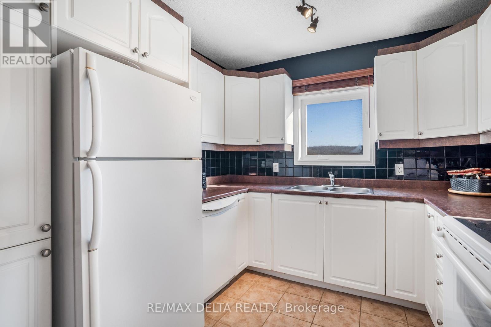 #208 2927 LAURIER STREET - 14