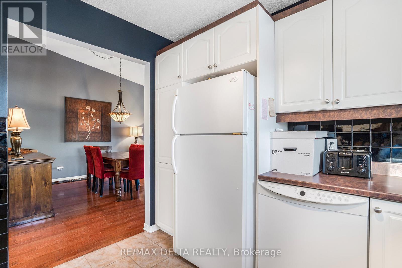 #208 2927 LAURIER STREET - 16