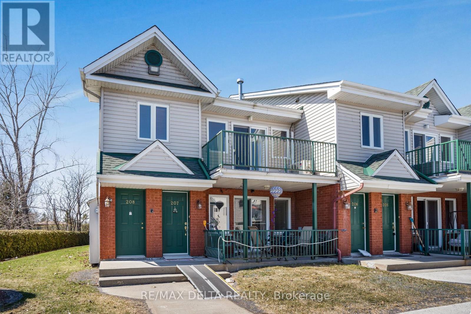 #208 2927 LAURIER STREET - 2
